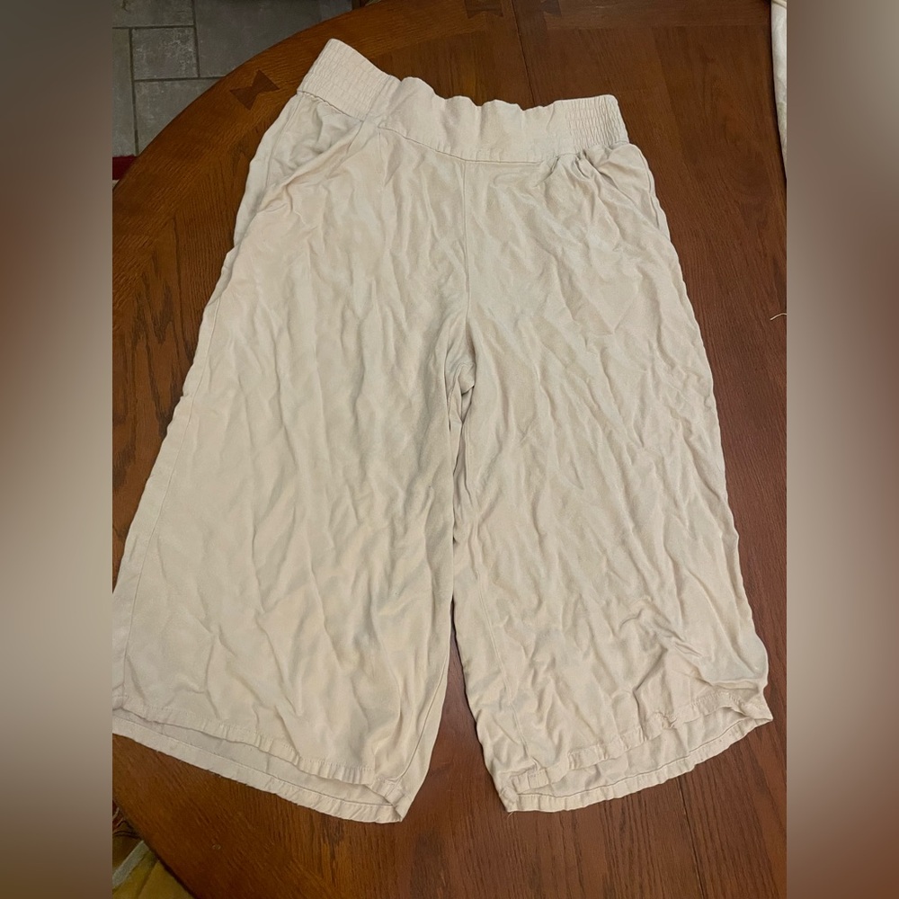 Time and Tru Beige Wide Leg Capri Pants